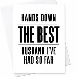 Könnte beinhalten: Eine weiße Grußkarte mit fettgedrucktem schwarzem Text, der lautet: HANDS DOWN THE BEST HUSBAND I'VE HAD SO FAR. Die Karte hat ein klares Design mit horizontalen Linien, die die Sätze voneinander trennen, auf einem schlichten weißen Hintergrund.