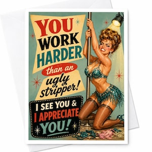 Könnte beinhalten: Eine Grußkarte mit einer Pin-up-Illustration einer Person in einem türkisfarbenen Pailletten-Outfit, die an einer Stange tanzt. Der Text lautet: YOU WORK HARDER than an ugly stripper! I SEE YOU & I APPRECIATE YOU! Der Hintergrund ist hellbeige.