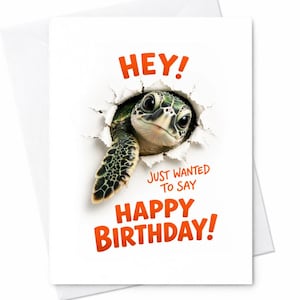 Puede incluir: Tarjeta de cumpleaños blanca con una tortuga marina verde saliendo de un agujero rasgado. La tarjeta tiene las palabras "HEY! JUST WANTED TO SAY HAPPY BIRTHDAY!" en texto naranja.