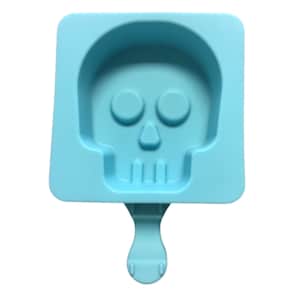 Może przedstawiać: Niebieska silikonowa forma w kształcie czaszki z uchwytem w postaci patyczka. Forma jest przeznaczona do robienia lodów na patyku lub lodów.