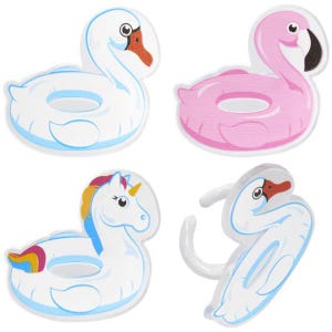 Puede incluir: Cuatro flotadores inflables para piscina con forma de cisne, flamenco, unicornio y cisne. Los flotadores de cisne son blancos con picos naranjas y detalles azules. El flamenco es rosa con un pico negro. El unicornio tiene una melena arcoíris.