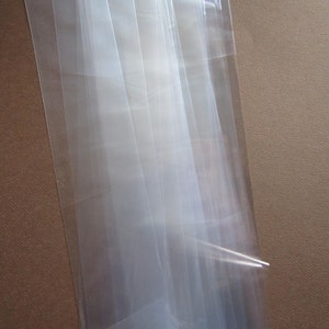K&ouml;nnte beinhalten: Ein Stapel durchsichtiger Plastikt&uuml;ten, wahrscheinlich zum Verpacken oder Lagern.