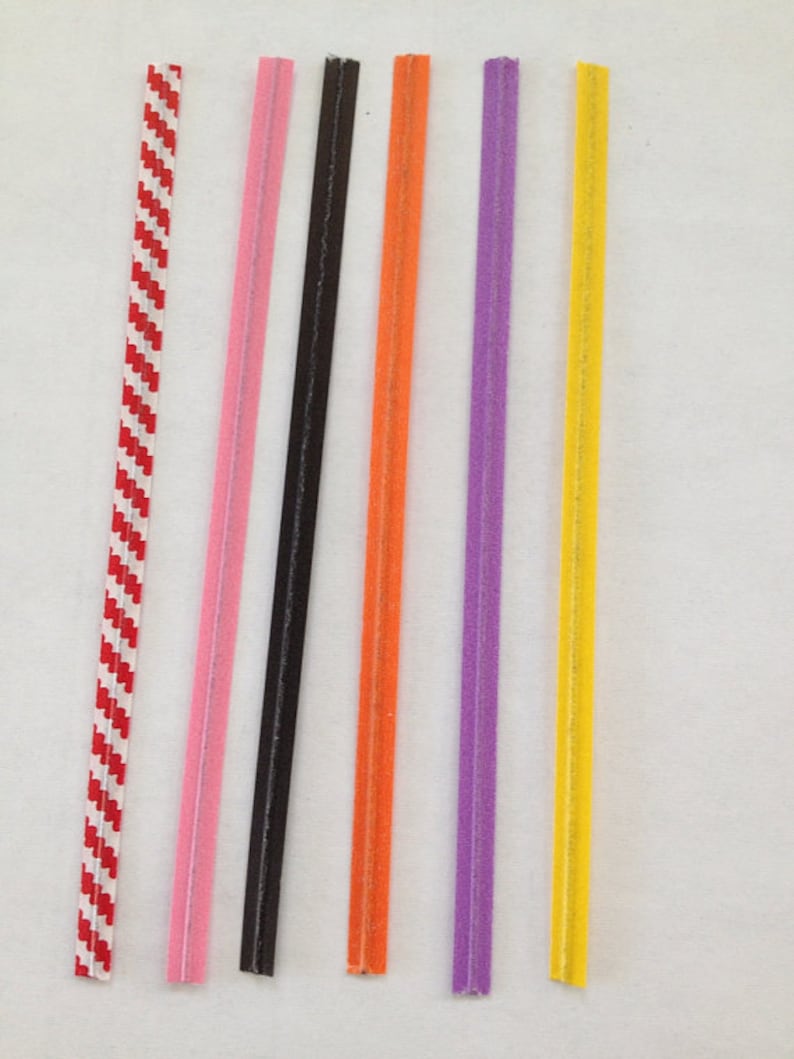 K&ouml;nnte beinhalten: Sechs unterschiedlich farbige Schn&uuml;re, darunter rot-wei&szlig; gestreift, rosa, schwarz, orange, lila und gelb.