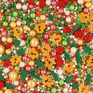 Könnte beinhalten: Eine Mischung aus bunten Streuseln zum Backen und Dekorieren. Die Streusel sind rot, grün, gold und weiß. Es gibt Sterne, Blätter, Kugeln und andere Formen.