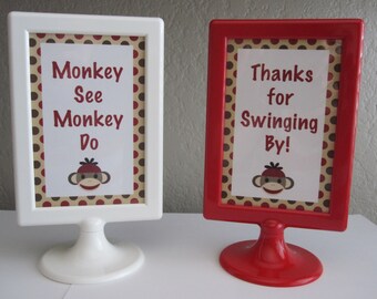 Puede incluir: Dos marcos de fotos blancos y rojos con fondo de lunares marrones y rojos. El marco blanco tiene el texto "Monkey See Monkey Do" y un mono de dibujos animados. El marco rojo tiene el texto "¡Gracias por pasar!" y un mono de dibujos animados.