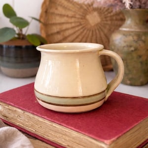 Tasse en céramique faite à la main ou petit pot décoratif – poterie minimaliste – style vintage