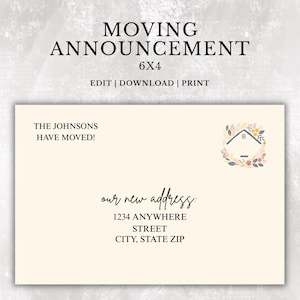 Puede incluir: Una tarjeta de anuncio de mudanza rectangular de color crema que mide 15x10 cm. El texto dice THE JOHNSONS HAVE MOVED! y our new address: 1234 ANYWHERE STREET CITY, STATE ZIP. Un pequeño icono de casa está rodeado por una corona floral.