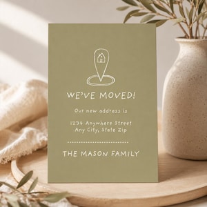 Puede incluir: Una tarjeta de anuncio de mudanza verde salvia con el texto "¡NOS HEMOS MUDADO!" y un icono de casa dentro de un marcador de ubicación. La tarjeta incluye la nueva dirección y "LA FAMILIA MASON" en la parte inferior.