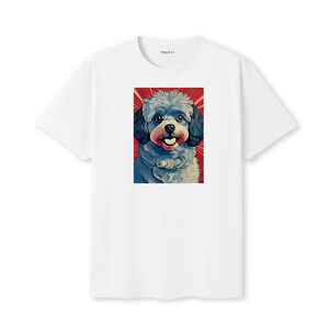 Pode incluir: T-shirt branca com uma ilustração colorida de um cão. O cão tem pelo azul, orelhas pretas e uma língua vermelha, sobre um fundo vermelho e branco. A t-shirt é de estilo gola redonda clássica.