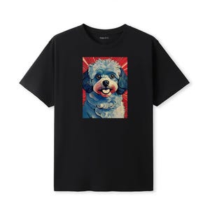 Pode incluir: Camiseta preta com uma ilustração colorida de um cachorro. O cachorro tem pelo azul e branco, uma língua vermelha e um fundo vermelho. O retrato do cachorro está centralizado na camiseta. A camiseta é feita de um material macio.