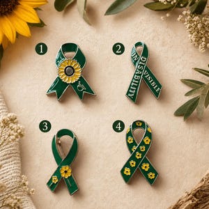 Puede incluir: Cuatro broches de cinta verde con detalles amarillos. Uno presenta un girasol y un símbolo de silla de ruedas. Otro tiene las palabras "IN DISABILITY VISIBLE". Los otros dos tienen diseños de flores amarillas.