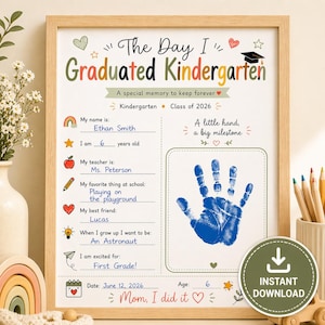 Op de afbeelding: Een ingelijste herinnering aan de kleuterschool met de tekst "The Day I Graduated Kindergarten". Het ontwerp bevat een handafdruk, naam, leeftijd, leerkracht, favoriete dingen en toekomstige ambities. De woorden "Instant Download" zijn ook zichtbaar.
