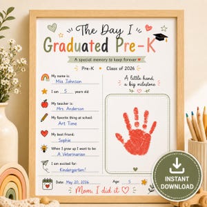 Op de afbeelding: Een ingelijste Pre-K afstudeerherinnering met de tekst "The Day I Graduated Pre-K". De poster bevat details van een kind, een rode handafdruk en de datum 20 mei 2026. Afmetingen in cm.