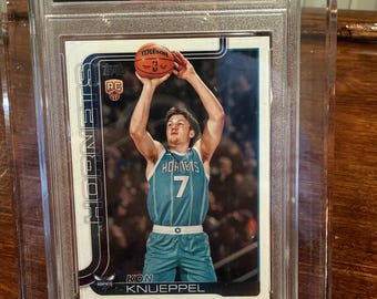 Kon Knueppel Rookie Card TPG 10 Pristine im Acrylaufsteller | 2025 Topps Modelliermasse | Charlotte Hornets Basketball Sammlerstück