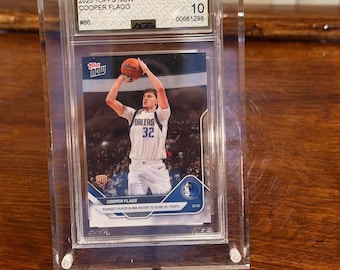 Cooper Flagge Rookie Karte AGS 10 Gem Mint im Acryl Vitrinen | 2025 Topps Now FR | Dallas Mavericks Basketball Sammlerstück