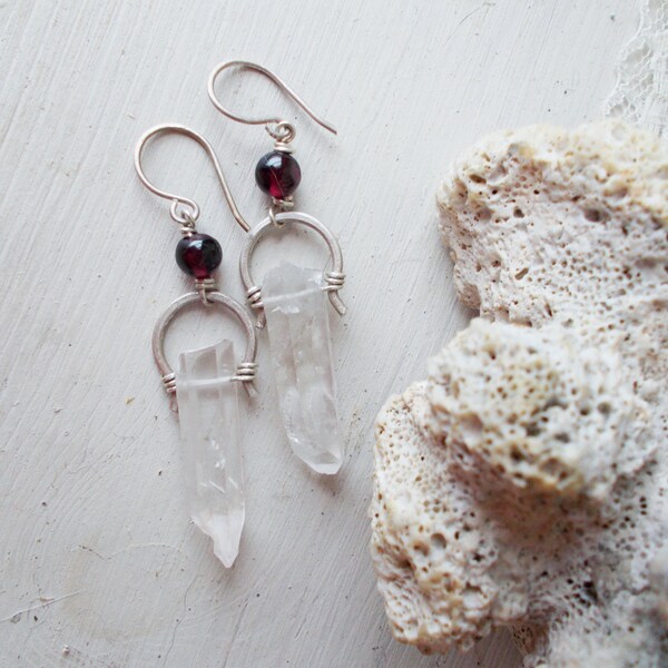 Rohe Quarz Punkt Hufeisen Ohrringe, Granat, gehämmert Sterling silber, schwenkbar, heilend Kristall Kunsthandwerk Schmuck, Draht gewickelt gehämmert
