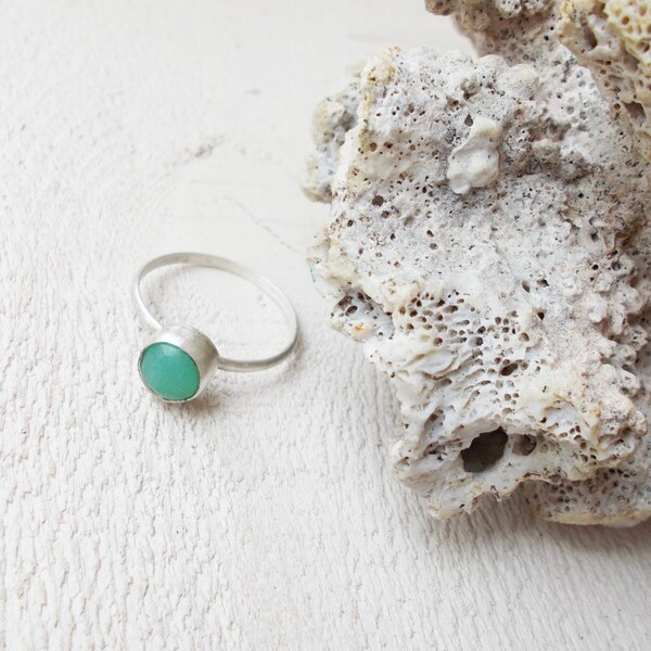 Zierliche Minze grün Chrysopras Sterlingsilber Setzring, dünnen Band, minimalistisch, Smaragd grünen Halbedel-Edelstein Schmuck, Größe 7