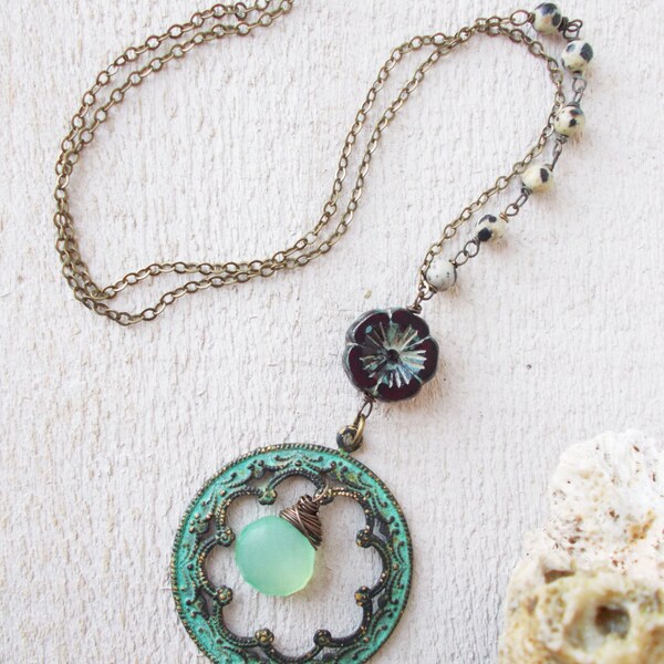 Alter überbackene Anhänger & Seafoam-Chalcedon-Kette, tiefrote Böhmisches Glas Mohn Blume, Dalmatiner-Jaspis, Grünspan grüne patina