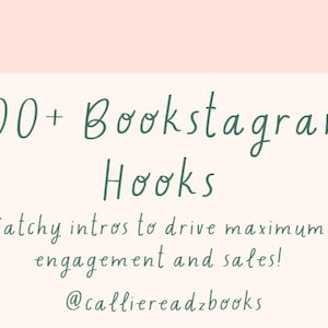 Puede incluir: Ilustración con una pila de libros atados con una cinta marrón, un libro abierto y el texto "200+ Bookstagram Hooks". El texto también incluye "Catchy intros to drive maximum engagement and sales!" y el usuario de Instagram @callieread.books.
