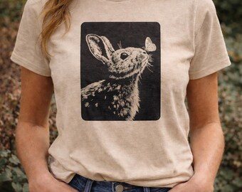 Kaninchen und Schmetterling T-Shirt, Natur inspiriertes grafisches T-Shirt, minimalistisches Tierkunst-Shirt, Unisex-T-Shirt im Eco-Stil, Geschenk für Naturliebhaber
