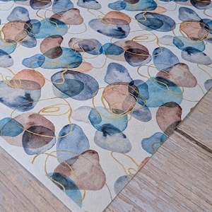 Può includere: Dipinto ad acquerello con forme astratte blu, marroni e pesca, con linee dorate su sfondo bianco. L'opera ha un aspetto morbido e artistico, adatta per l'arredamento della casa o stampe artistiche.