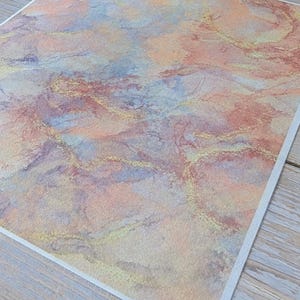 Può includere: Un set di tre tazze in ceramica con finitura opaca e macchiettata. Le tazze sono nei toni del crema, grigio chiaro e grigio scuro. Ogni tazza ha un design semplice e minimalista, perfetto per caffè o tè.