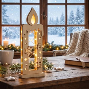 Peut inclure: Une décoration en bois clair en forme de bougie avec une flamme découpée au sommet, des perforations en forme d'étoile et des flocons de neige. Le centre creux est illuminé par des guirlandes lumineuses blanc chaud pour un effet brillant.