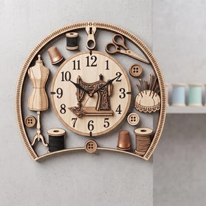 Puede incluir: Un reloj de pared circular de madera con temática de costura y una ilustración central de una máquina de coser. El marco está decorado con iconos de madera cortados con láser, incluyendo un maniquí, carretes de hilo, tijeras, botones y un alfiletero.