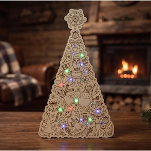 Op de afbeelding: Een driehoekige kerstboomdecoratie van hout met lasergegraveerde illustraties van de kerstman, een sneeuwpop, klokken en diverse feestelijke motieven. Het lichtgekleurde houten oppervlak is voorzien van kleine, ingebouwde veelkleurige ledlampjes.