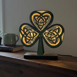 Puede incluir: Un letrero de madera rústica con el texto "Welcome to our home" en letras blancas. El letrero presenta un acabado envejecido y un diseño simple y acogedor, ideal para la decoración de la puerta principal.