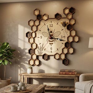 Könnte beinhalten: Eine große Wanduhr aus Holz mit einem Bienenmotiv. Das Zifferblatt zeigt eine detaillierte Bienenillustration und ist von einem wabenförmigen Rahmen umgeben. Die Zeiger sind schwarz, und die Zahlen sind in einer klassischen Schriftart gehalten.