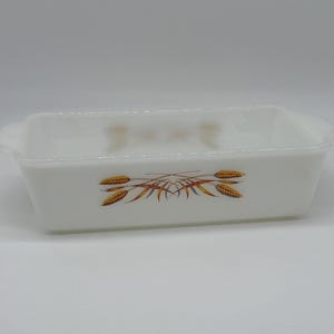 Molde vintage Fire King para pan de trigo, fuente para hornear de vidrio opalino, decoración de cocina de mediados de siglo.