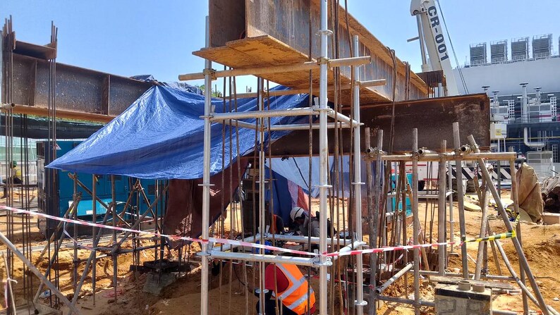 以下が含まれることがあります： 黒い持ち手と「But First, Coffee」のテキストが黒い太字でプリントされた白いセラミックマグ。 マグカップはニュートラルな背景に置かれ、シンプルなデザインが際立っています。