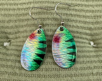 Pendientes con forma de cuchara de pesca - Ligeros, iridiscentes, verdes, rojos, negros, con ganchos de acero inoxidable quirúrgico