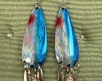 Pendientes con forma de señuelo de pesca: azules, rojos, plateados, iridiscentes y con ganchos de acero inoxidable quirúrgico.