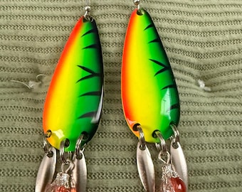 Pendientes con forma de señuelo de pesca: naranja, verde, negro, amarillo y con ganchos de acero inoxidable quirúrgico.