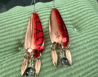Pendientes con forma de señuelo de pesca: rojos, negros, oro rosa y con ganchos de acero inoxidable quirúrgico.