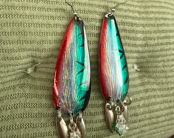Pendientes con forma de señuelo de pesca: color verde azulado, plateado, rojo y ganchos de acero inoxidable quirúrgico.
