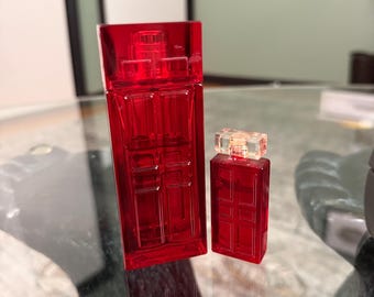 Eau de Toilette Vintage Red Door en spray de 30 ml y mini frasco de 4,7 ml.