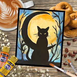 Könnte beinhalten: Ein rechteckiges Leinwandgemälde mit der Silhouette einer schwarzen Katze vor einem großen, hellgelben Vollmond. Die Szene zeigt dunkle, kahle Baumzweige auf beiden Seiten vor einem blauen Himmel, was einen kontrastreichen Anblick ergibt.