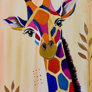 Puede incluir: Una pintura vibrante de la cabeza y el cuello de una jirafa con un patrón geométrico colorido de manchas azules, naranjas, rojas y moradas. La jirafa tiene ojos grandes y oscuros con pestañas largas, un hocico dorado y detalles en pan de oro.