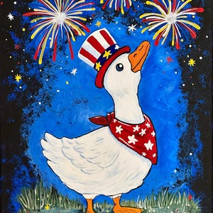Könnte beinhalten: Ein skurriles Gemälde einer weißen Gans mit einem patriotischen Zylinder und einem roten Bandana mit weißen Sternen. Die Gans blickt auf farbenfrohe Feuerwerke vor einem dunkelblauen Sternenhimmel. Grünes Gras und rote, weiße und gelbe Akzente vervollständigen die festliche Szene.