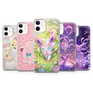 Puede incluir: Cinco fundas de teléfono con diseños coloridos con personajes de dibujos animados. Las fundas tienen bordes transparentes y una variedad de imágenes, incluyendo un personaje rosa con corazones y un personaje con acentos rosas y azules.