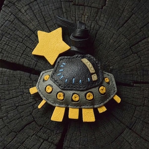 Alien Spaceship Keychain, Handmade Leather UFO Bag Charm, Sci-Fi Lover Gift, Space Themed Keyring, Cute Backpack Accessory