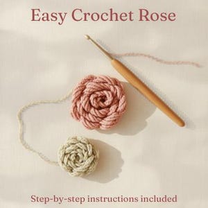 Könnte beinhalten: Zwei gehäkelte Rosenblüten, eine in Rosa und die andere in Hellgrün, mit einem Häkelhaken aus Holz. Der Text "Easy Crochet Rose" und "Step-by-step instructions included" sind zu sehen.