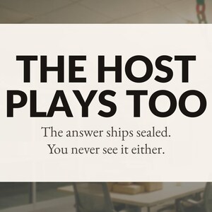Op de afbeelding: Een rechthoekig gebroken wit bord met zwarte tekst die luidt: THE HOST PLAYS TOO. Daaronder staat in kleinere letters: The answer ships sealed. You never see it either. Het bord heeft een strak ontwerp met dikke, schreefloze letters.