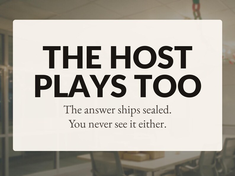Op de afbeelding: Een rechthoekig gebroken wit bord met zwarte tekst die luidt: THE HOST PLAYS TOO. Daaronder staat in kleinere letters: The answer ships sealed. You never see it either. Het bord heeft een strak ontwerp met dikke, schreefloze letters.