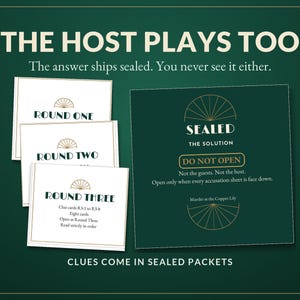 K&ouml;nnte beinhalten: Ein Spielset mit drei wei&szlig;en Karten mit der Aufschrift Round One, Round Two und Round Three sowie einem dunkelgr&uuml;nen quadratischen Umschlag mit der Aufschrift Sealed The Solution Do Not Open. Der Text lautet The Host Plays Too und Clues Come In Sealed Packets.