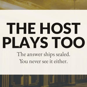 Może przedstawiać: Prostokątny, kremowy znak z czarnym napisem: THE HOST PLAYS TOO. Poniżej mniejszy tekst: The answer ships sealed. You never see it either. Tło stanowi rozmyte wnętrze w ciemnych i złotych odcieniach.