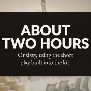 Op de afbeelding: Een zwart rechthoekig bord met witte tekst die in grote hoofdletters ABOUT TWO HOURS leest, gevolgd door de kleinere tekst Or sixty, using the short play built into the kit. De achtergrond is een wazige kantooromgeving met stoelen.
